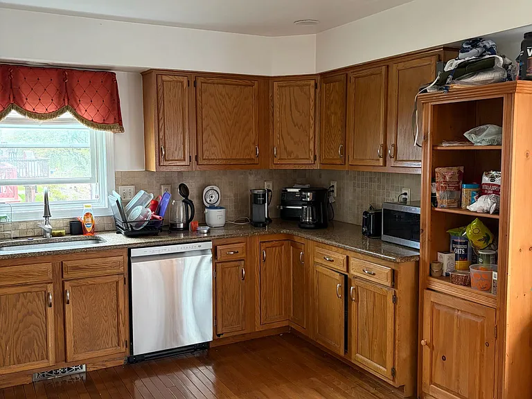 498 Plantation St — Photo 3