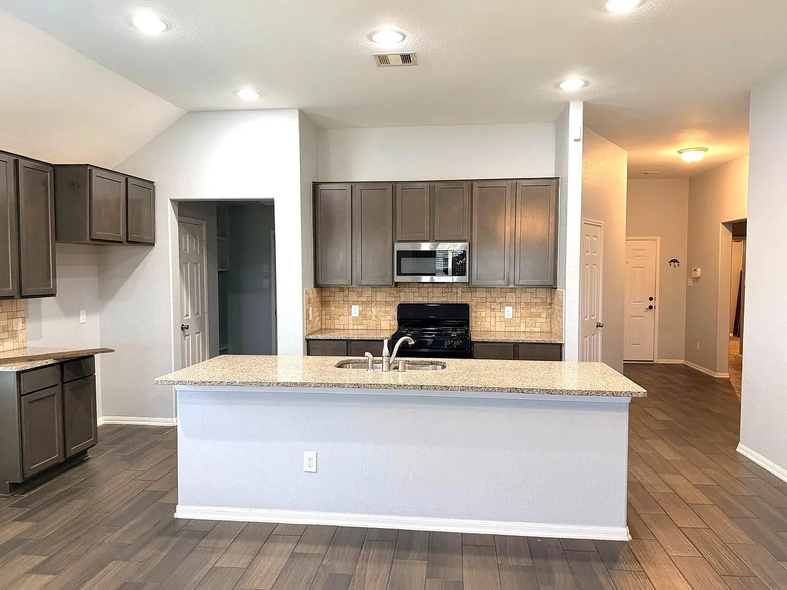3 bed, 1655 sqft, $2,200 — Photo 4