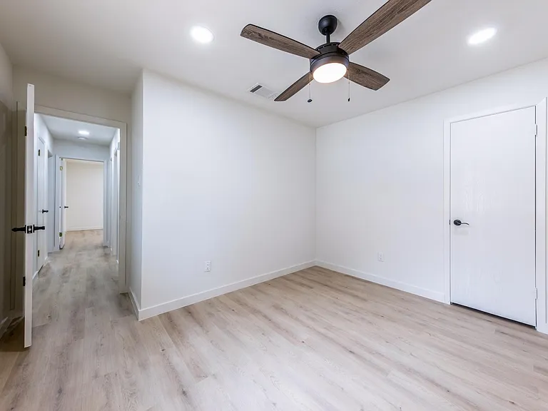 7601 W Gate Blvd — Photo 32