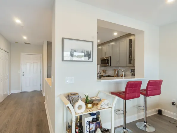 302 The Promenade image 17 of 48