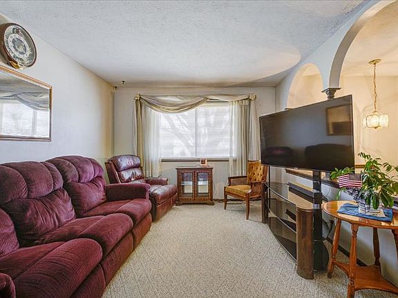 5th image of 204 Woodlawn Ave