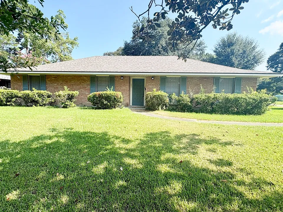 10021 E Tampa Dr