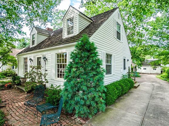 3rd image of 560 Lake Forest Dr