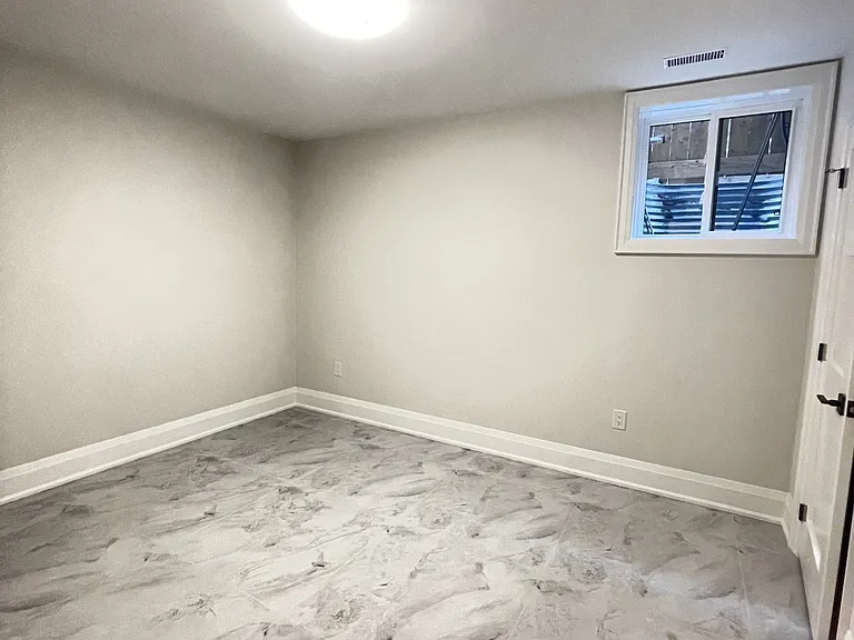 165 Manning Ave #BASEMENT — Photo 19
