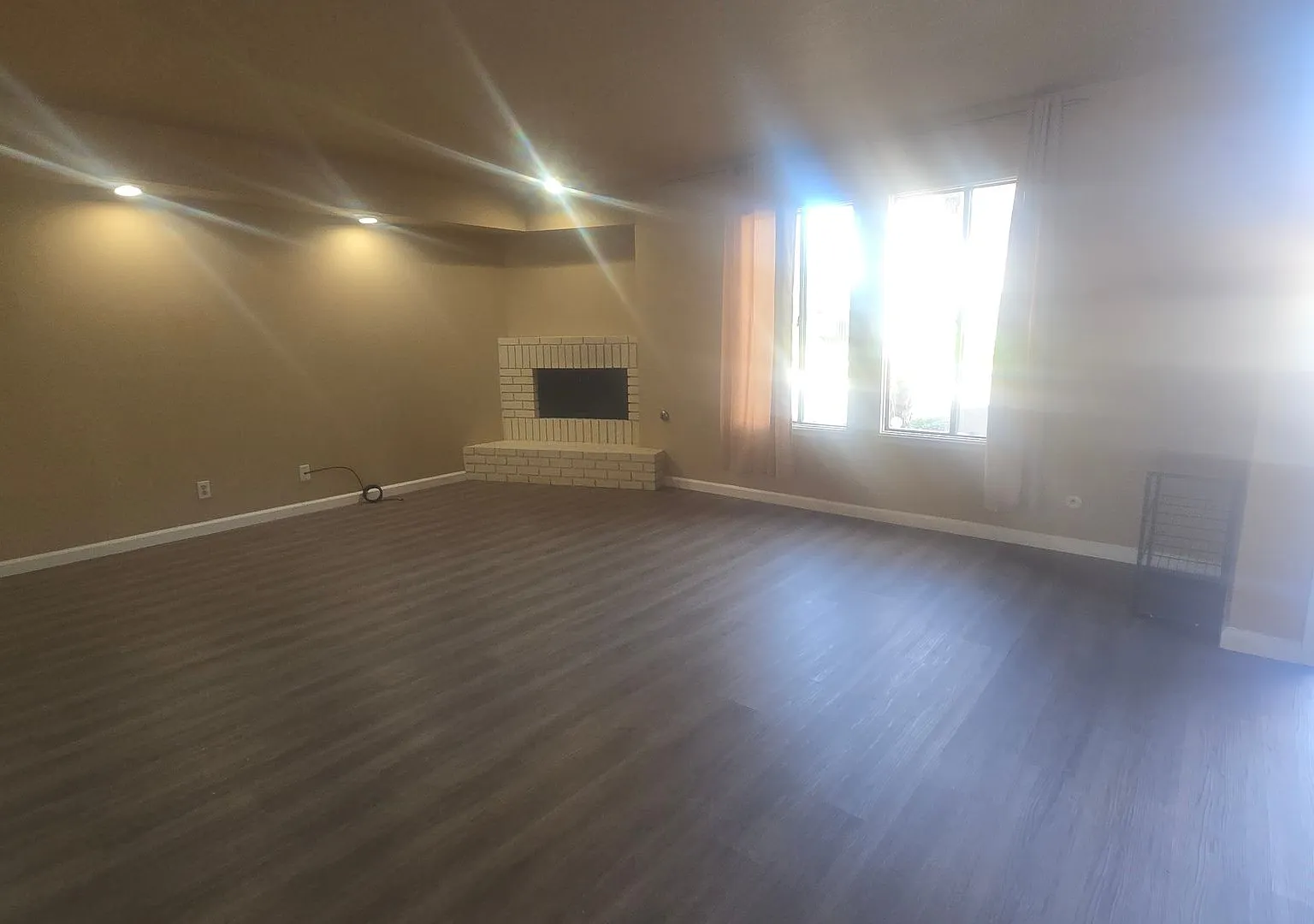 2 Bedroom 1.5 Bath available now — Photo 3