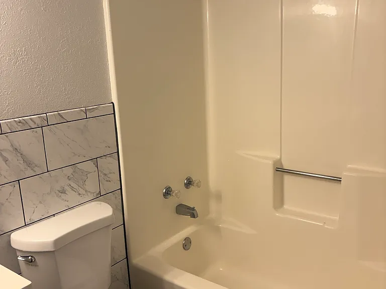 704 E Main St — Photo 2