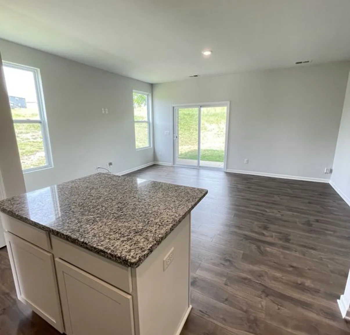 3 bed, 2.5 bath, 1422 sqft, $1,949 — Photo 3
