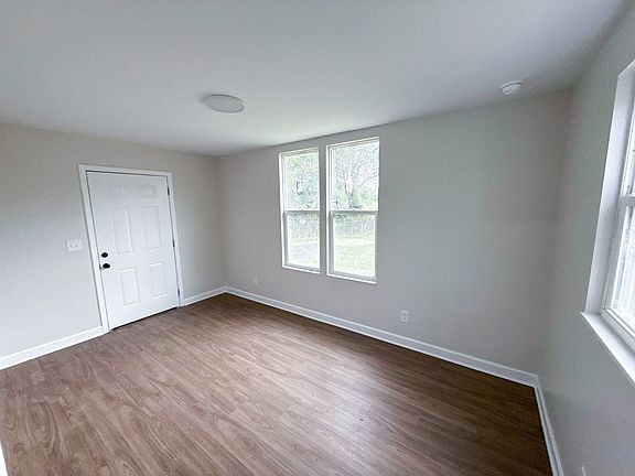 5th image of 2479 Kitchner Dr