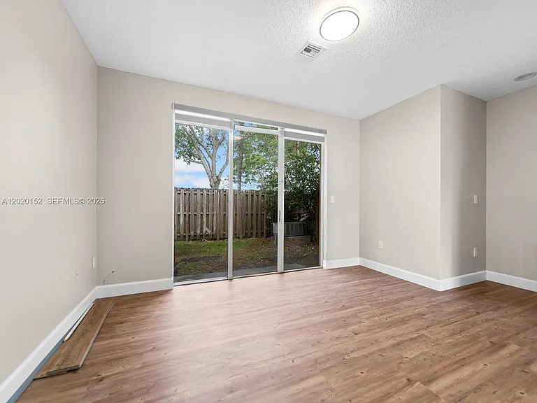 1049 NE 42nd Pl — Photo 12