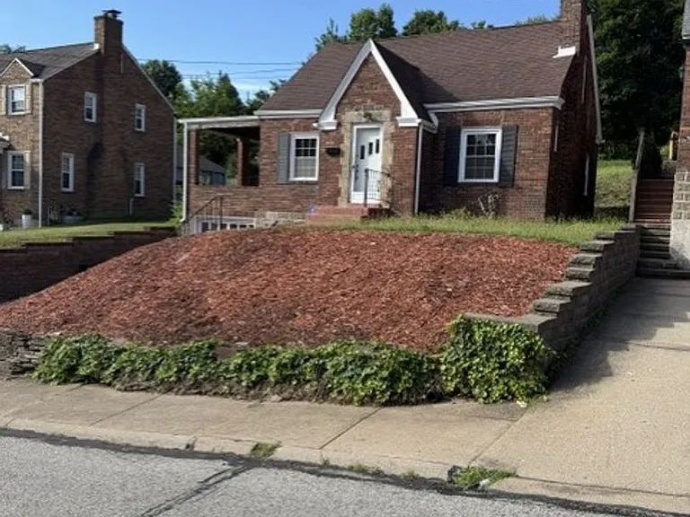 222 Wainwright Ave — Photo 2