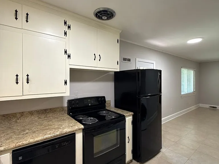 932 Hickory Nut St — Photo 8