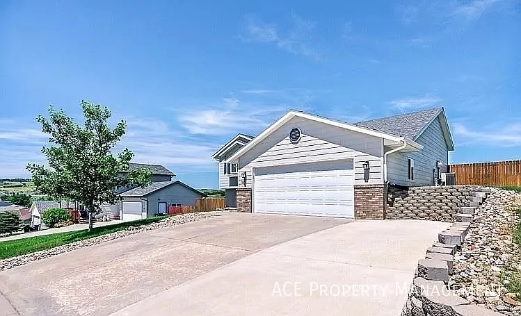 112 Viking Dr — Photo 3