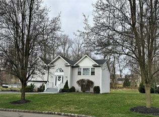 12 Flower Ln, Valley Cottage, NY