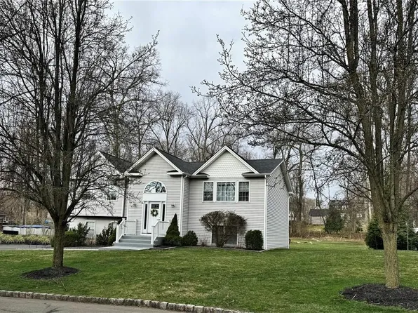 12 Flower Lane, Valley Cottage, NY 10989