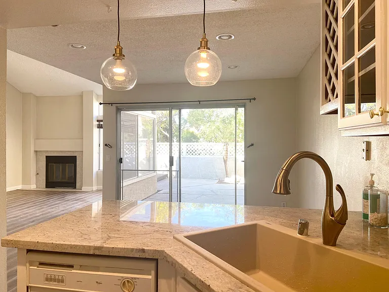379 Stanford Ct — Photo 1