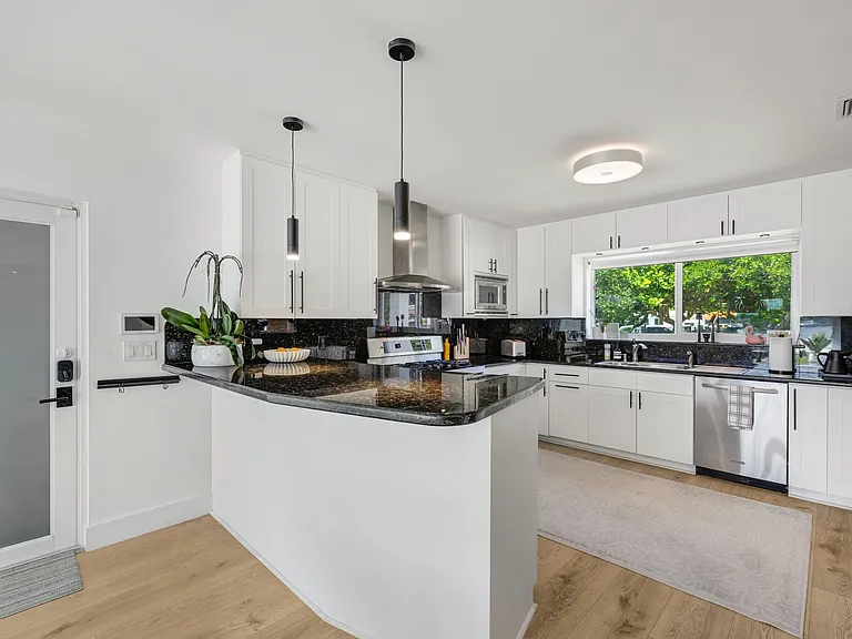 930 Stillwater Dr — Photo 13