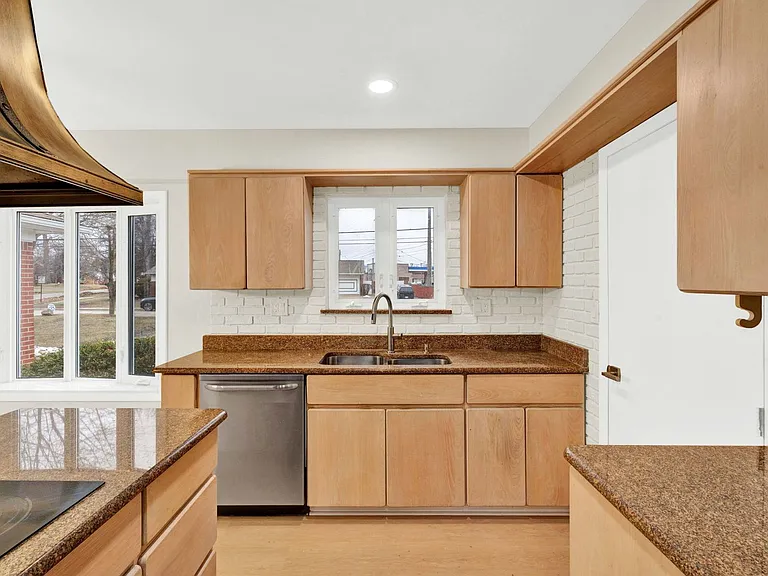 915 James K Blvd — Photo 19