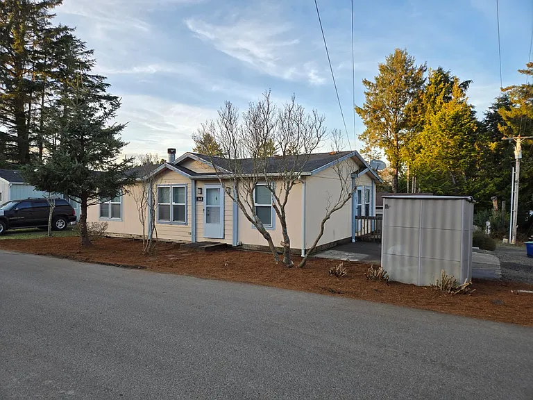 265 SE Port Ave — Photo 1