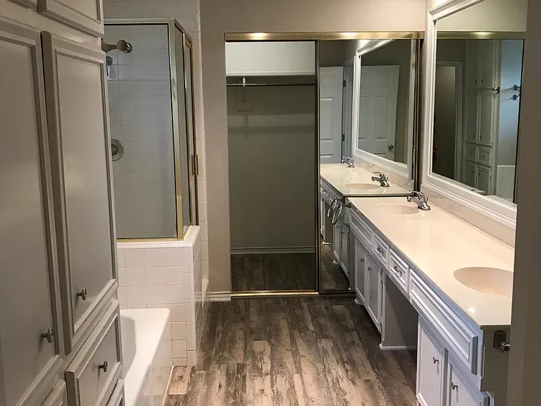 Master En-Suite with Walk-in Closet