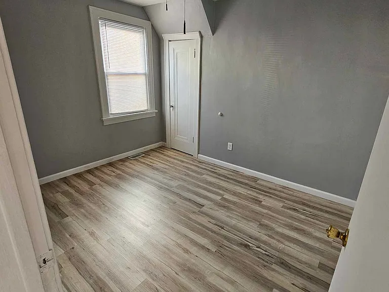 2401 Burnside Ave — Photo 12