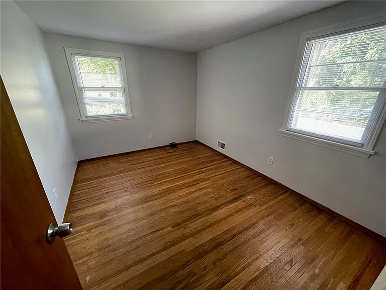 214 E Spruce St — Photo 9
