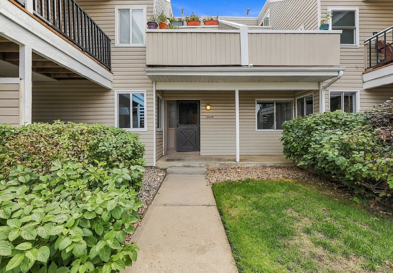 2 bed, 2.0 bath, 1098 sqft, $2,079 — Photo 2
