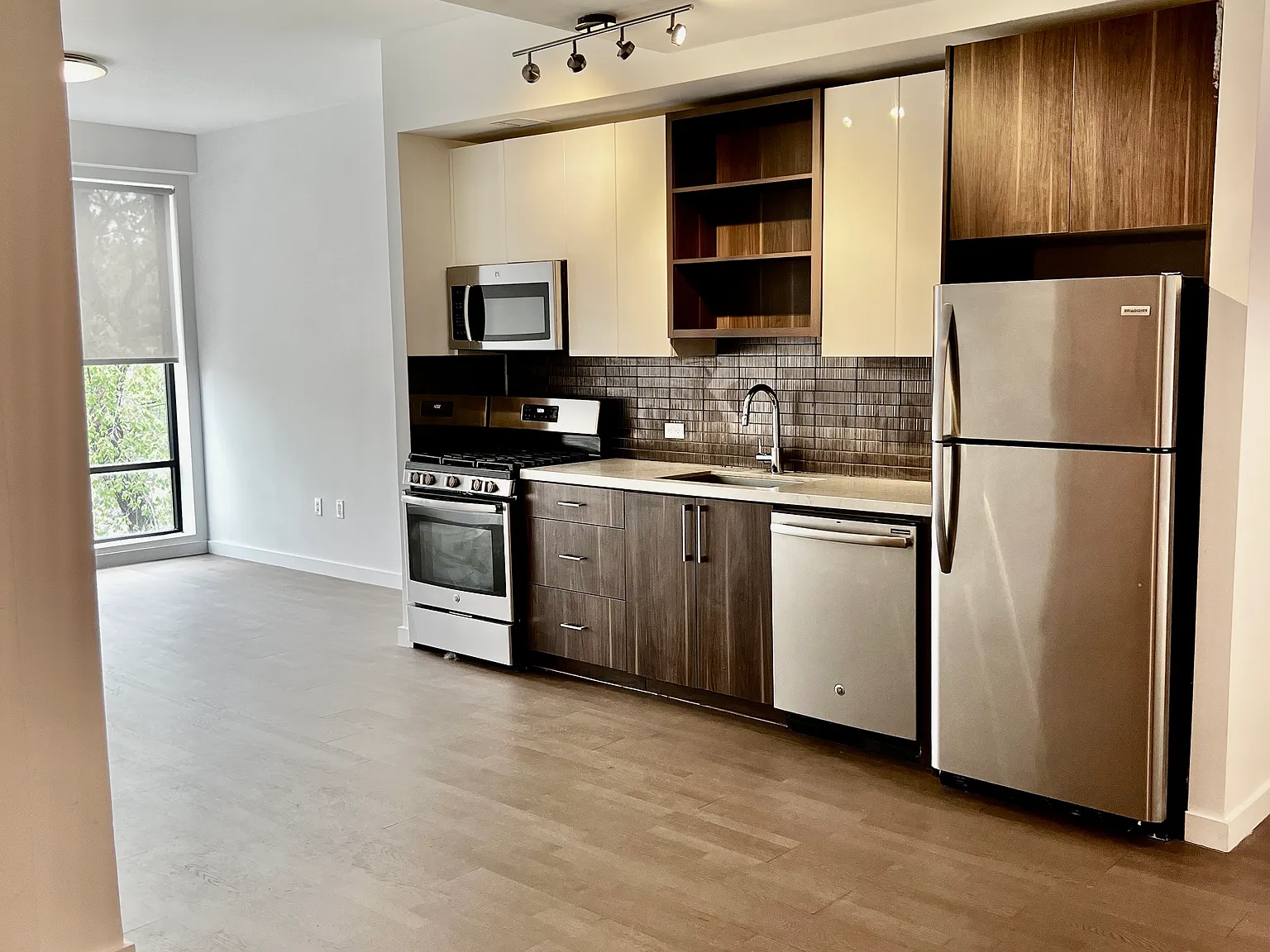 33-01 38th Avenue — Photo 3
