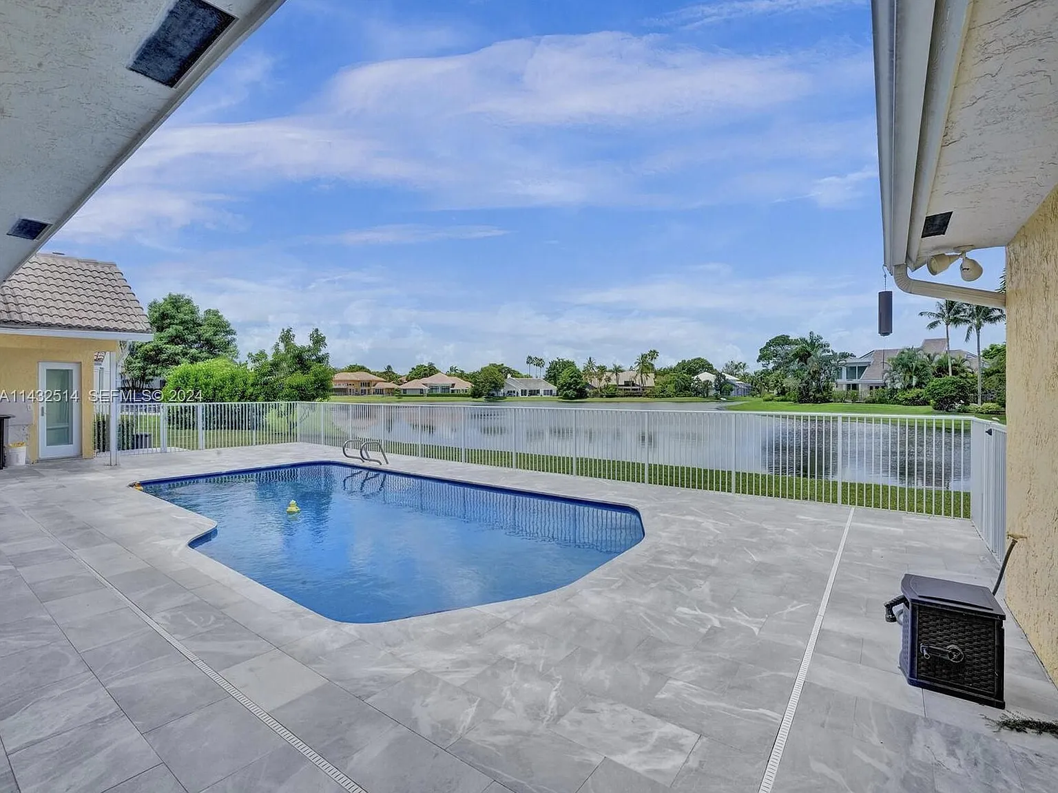4 bed, 4.5 bath, 3430 sqft, $13,300 — Photo 3