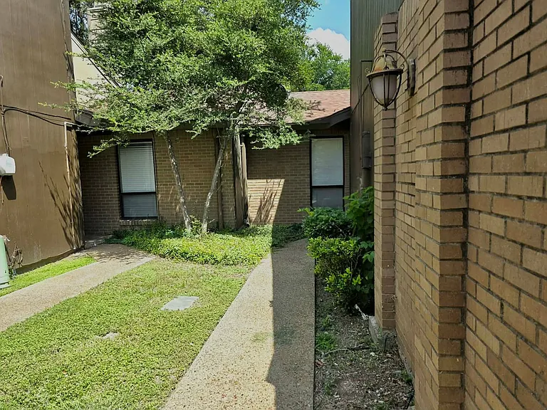 2912 Stewart Dr — Photo 2