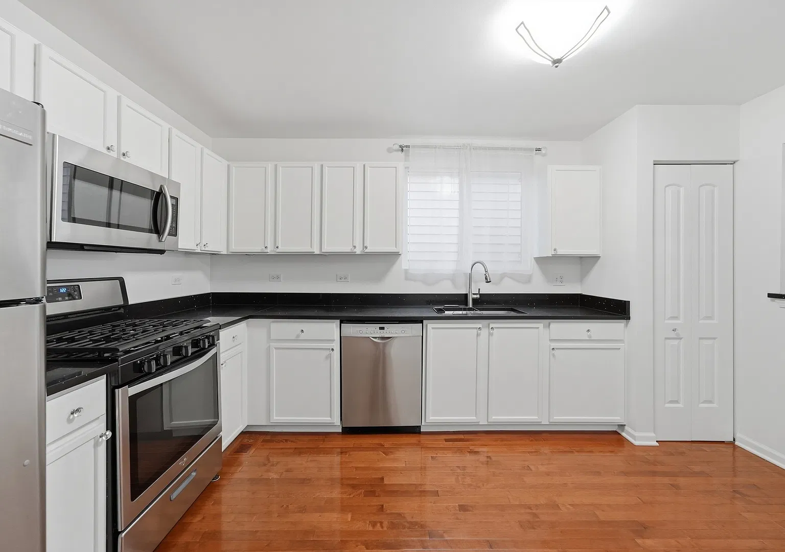 2 bed, 1380 sqft, $2,400 — Photo 3