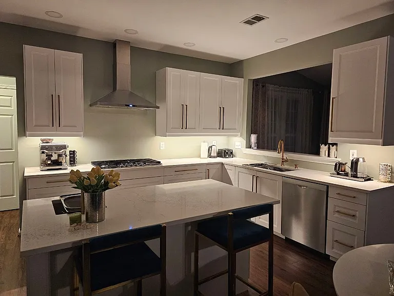 Iris Dr — Photo 9
