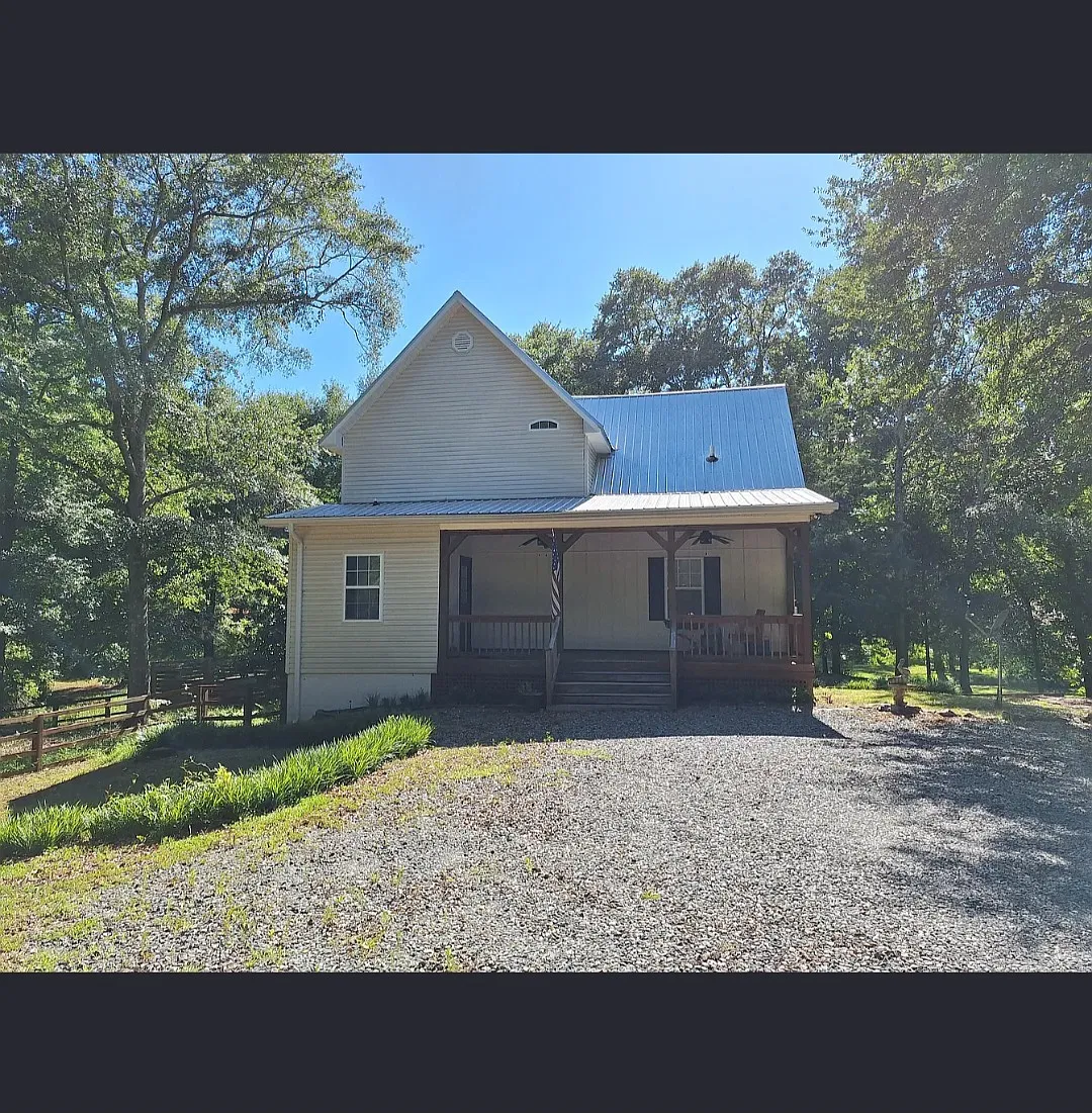 4 bed, 1955 sqft, $1,975 — Photo 1