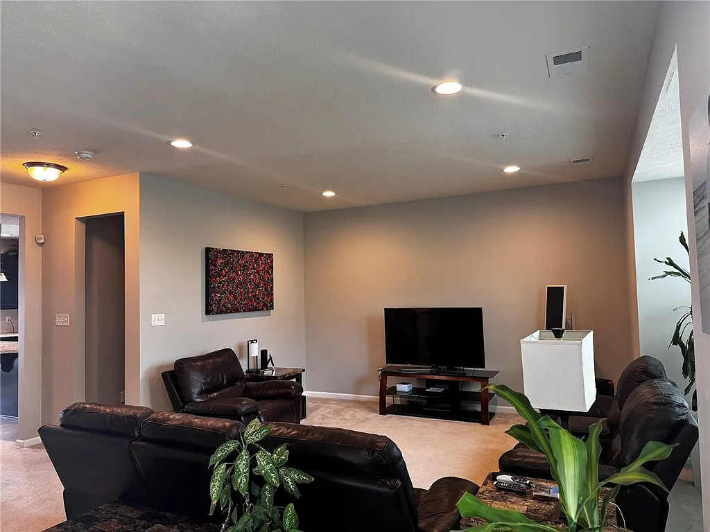 3 bed, 2.5 bath, 2028 sqft, $2,600 — Photo 3