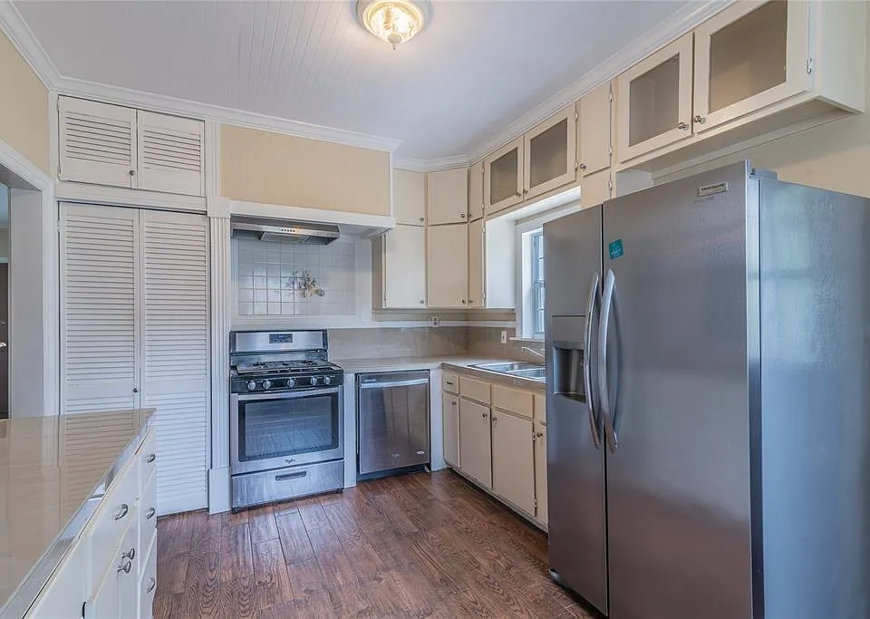 2233 N Macgregor Way
