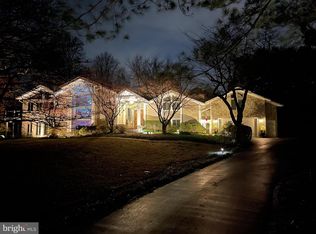 10200 Forest Lake Dr, Great Falls, VA 22066