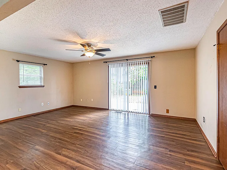 1105 Ridgeway Dr — Photo 3