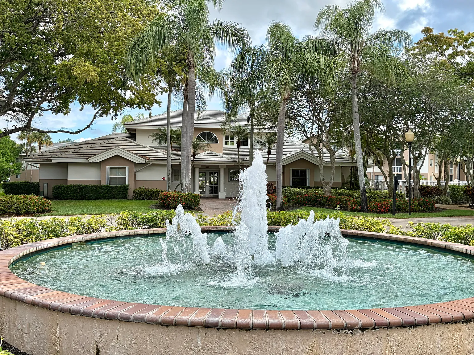 2 bed, 1000 sqft, $2,300 — Photo 2