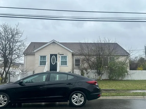 440 6th St, West Babylon, NY 11704