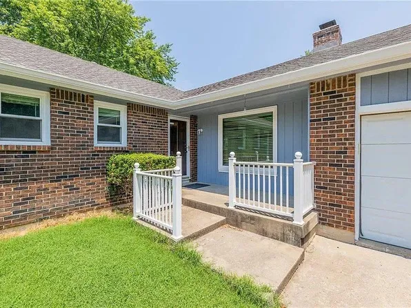 430 N Persimmon Dr, Olathe, KS 66061