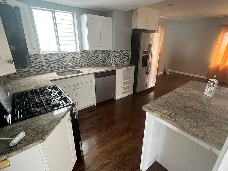 270 Bernard Ter — Photo 17