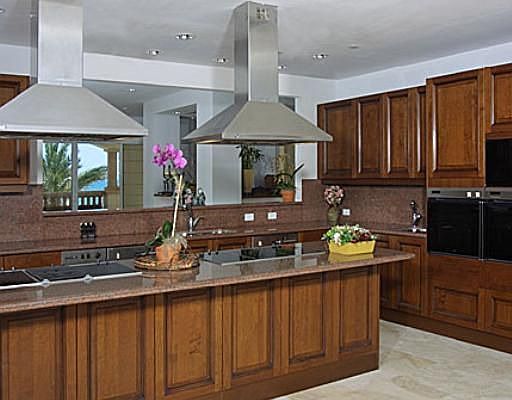 spacious kitchen 