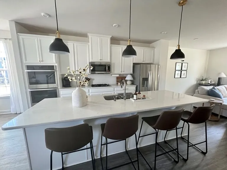 234 Tamworth Crk — Photo 1