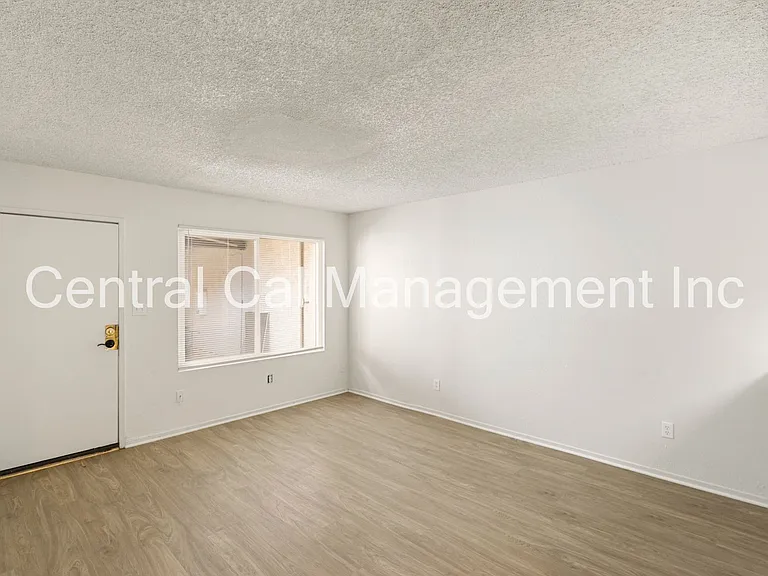 4200 Parkwood Ct — Photo 2