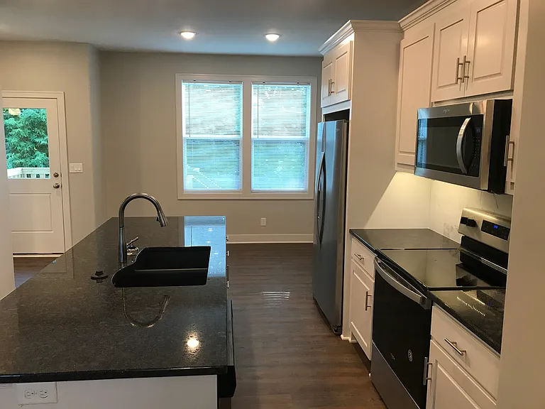 Kitchen and breakfast