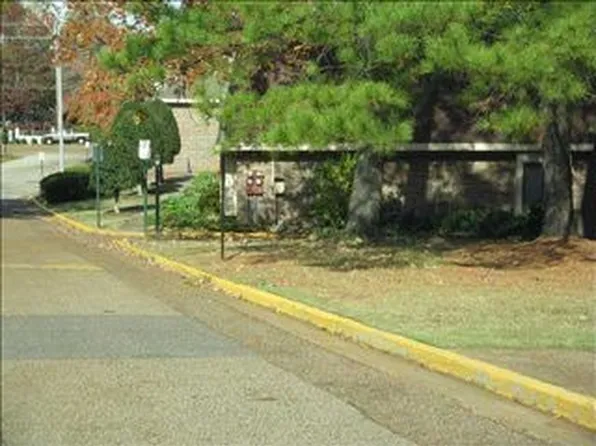 1888 Poplar Woods Cir E, Germantown, TN 38138