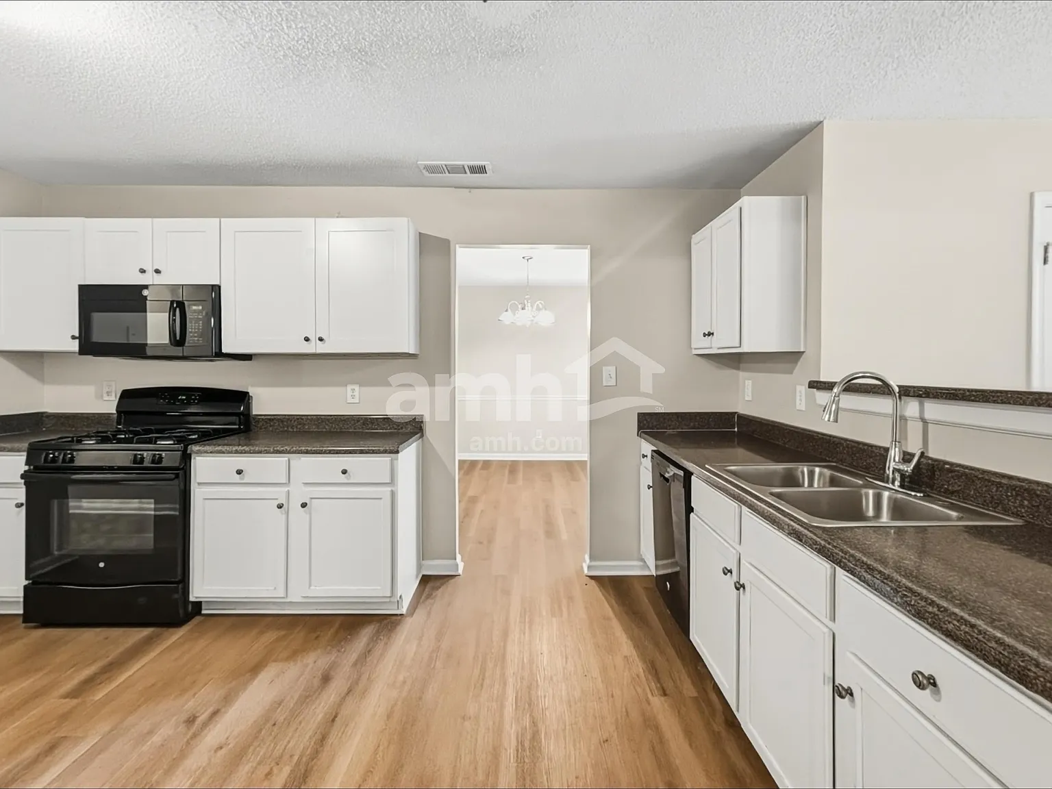 4 bed, 2.5 bath, 2880 sqft, $2,440 — Photo 3