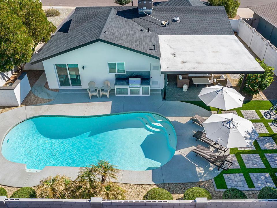 Pool, outdoor living room, outdoor kitchen.