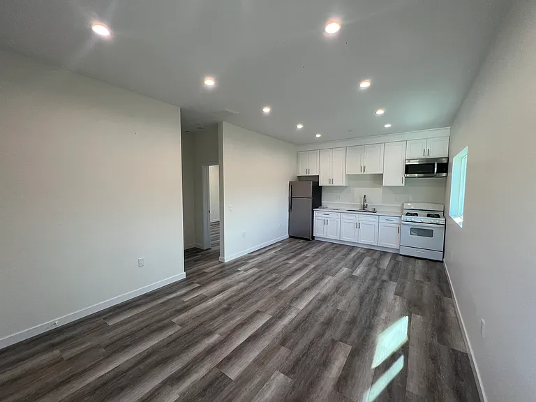 11616 Hamlin St — Photo 24
