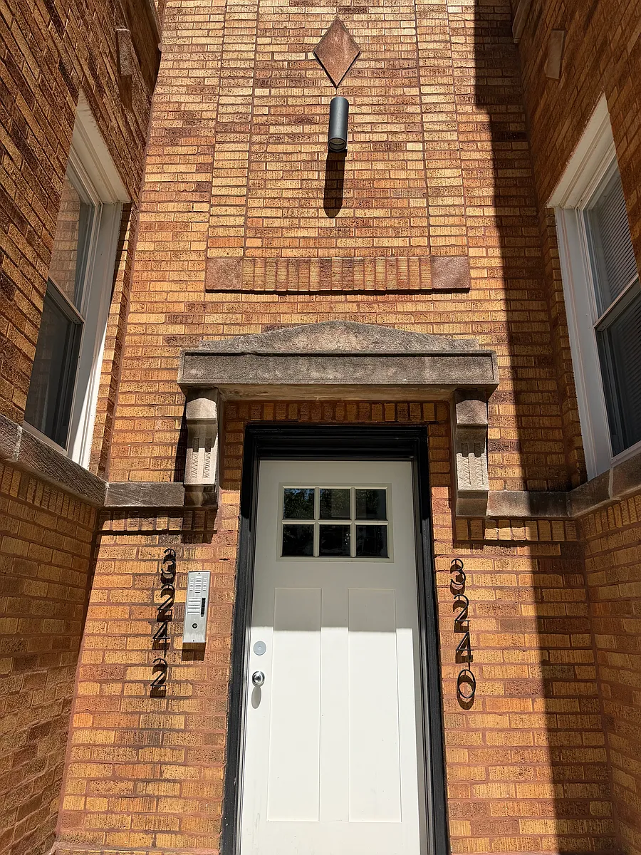 Building Photo - 3240 W Warner Ave #1