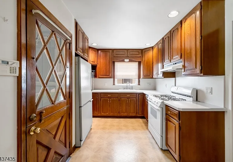 203 Charlton Ave — Photo 8